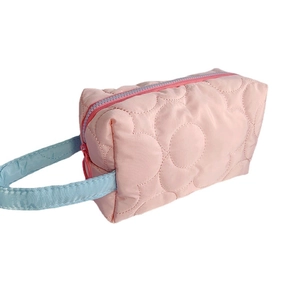 Borsa per cosmetici trapuntata in nylon rosa con manico blu e ricamo floreale grande