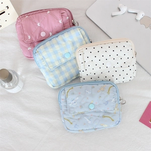 Détails de pochettes à fleurs matelassées pour écouteurs avec bouton et fermeture éclair