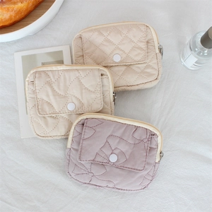 Détails de pochettes à fleurs matelassées avec rabat à bouton et fermeture éclair