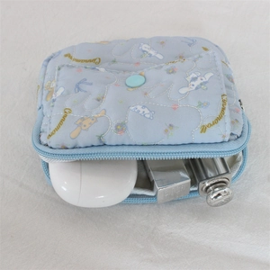 Vue intérieure de la mini pochette matelassée Cinnamoroll pour écouteurs et cartes