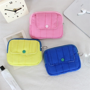 Mini pochettes matelassées rose, jaune et bleu pour écouteurs et porte-cartes