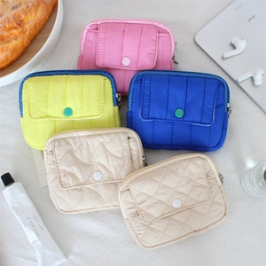 Cinq mini pochettes matelassées pour écouteurs et monnaie en couleurs variées