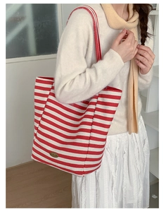 Sac cabas en toile à rayures rouges et blanches avec logo brodé et bandoulières