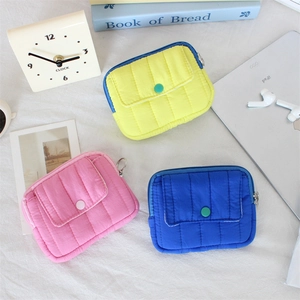 Détails de pochettes matelassées à fleurs en jaune, rose et bleu avec bouton-pression