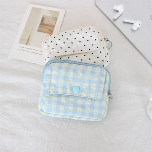 Détail de mini pochettes de rangement matelassées avec coutures en forme de cœur