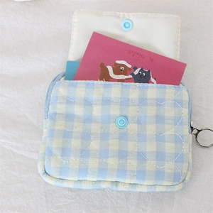 Détail de la pochette vichy bleu et jaune avec surpiqûres en cœur et anneau métallique rond