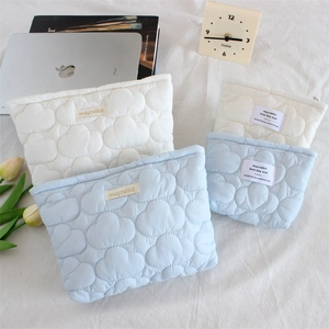 Quilted cloud texture organizer bags in white and blue colors with different sizes
