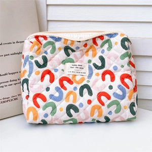 Floral quilted cotton makeup bag with large capacity and soft u-shaped printed pattern