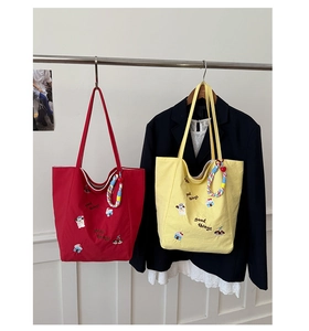 Détail de broderie de dessins animés et texte good things sur un sac en toile