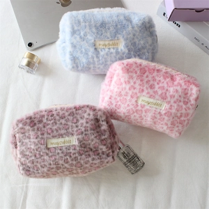 Beauty case in peluche leopardato nei colori blu, rosa e marrone su base di tessuto bianco