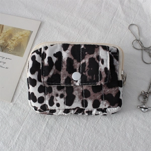 Détail de la mini pochette matelassée à motif léopard avec poche à pression et fermeture