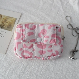 Détail du porte-monnaie matelassé léopard rose avec poche à pression et fermeture éclair