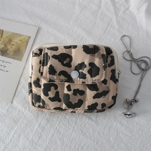 Détail de la pochette matelassée léopard avec poche à rabat et fermeture éclair robuste