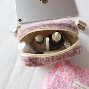 Dettaglio della trousse in peluche leopardata rosa con interno capiente e morbida ecopelliccia