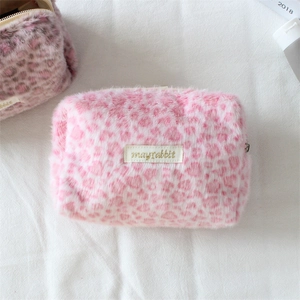 Dettaglio ravvicinato della texture in peluche leopardato rosa e etichetta dorata