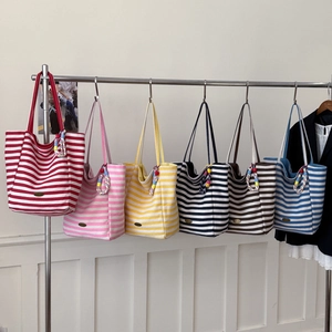 Grand sac cabas en toile rayée avec poignées colorées et plaque de logo métallique