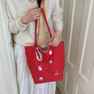 Grand sac cabas en toile rouge avec broderie de chien et breloque tissée colorée