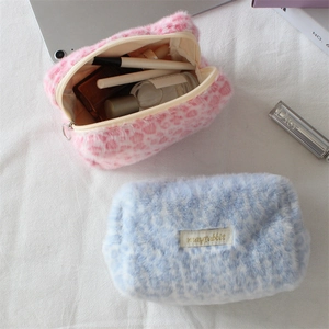 Dettaglio di pochette pelose leopardate con ampio spazio interno e morbida finta pelliccia