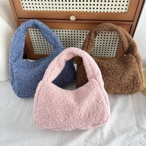 Detailed plush tote bags in pink blue and brown made of soft fleece material