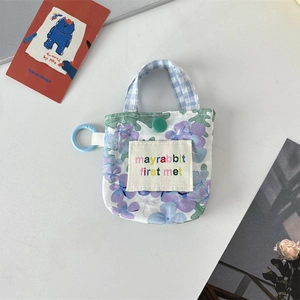 Vue détaillée de la mini pochette à fleurs mauves avec patch Mayrabbit et bouton vert