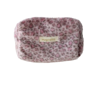 Borsa cosmetica in peluche leopardata rosa con morbida texture in finta pelliccia