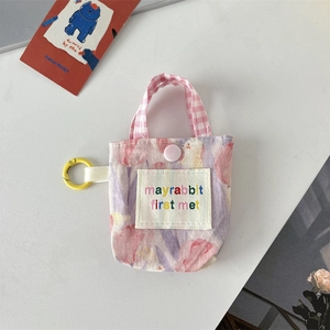 Détail du tissu à motif de tulipes avec sangle rose pour le mini sac de rangement