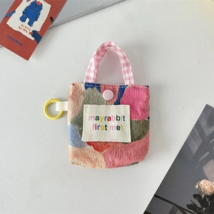 Mini pochette écouteurs en patchwork floral avec texture et bouton-pression rose