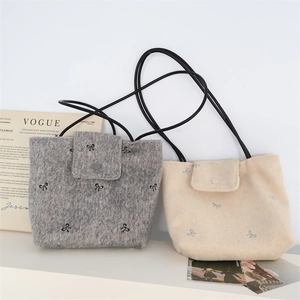 Chic canvas tote bag with bow embroidery and thin shoulder straps in gray and white