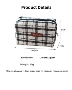 Détail de la trousse de maquillage à carreaux montrant dimensions 16,5x9x7cm et zip