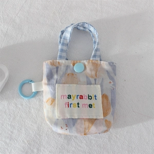 Détails de mini pochette à fleurs avec imprimé tulipes et poignée à carreaux