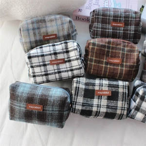 Trousse de maquillage à carreaux avec fermeture éclair et texture tissu premium