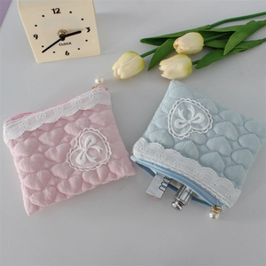 Trousses à maquillage carrées en dentelle rose et bleue avec motifs cœur et perle dorée