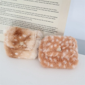 Detail der flauschigen Mini-Geldbörse mit Reizmuster und Druckknopfverschluss