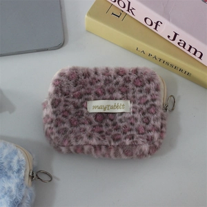 Détail du porte-monnaie en peluche léopard violet avec fermeture éclair et étiquette