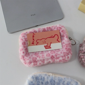 Gros plan du porte-monnaie en peluche léopard rose avec fermeture éclair métallique