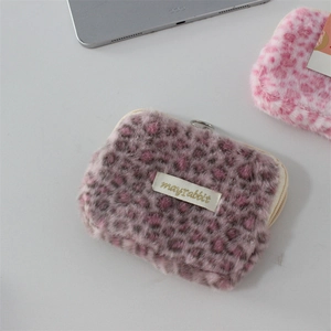 Détail du porte-monnaie en peluche léopard avec fermeture éclair et anneau argenté