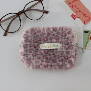 Détail du porte-monnaie en peluche léopard rose avec fermeture éclair douce