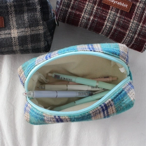 Vue détaillée de pochettes en laine à carreaux avec fermeture éclair et doublure coton