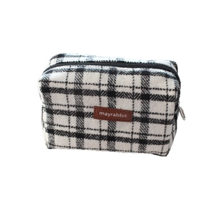 Trousse à cosmétiques à carreaux noir et blanc avec étiquette cuir et fermeture éclair