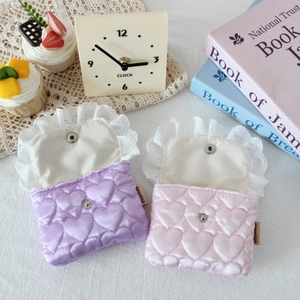 Dolci borsellini trapuntati a cuore con pizzo rosa e viola e chiusura con bottone a pressione