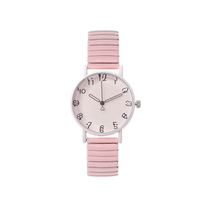 Montre rose pour femme avec bracelet extensible en métal et chiffres colorés stylisés