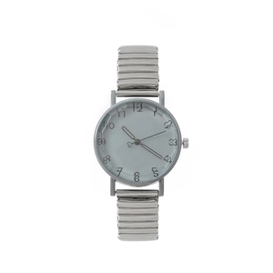 Gros plan d'une montre à quartz argentée avec bracelet élastique et cadran en verre facetté