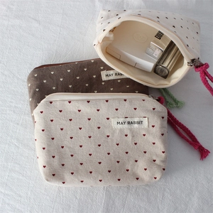 Vue détaillée de mini portemonnaies en toile avec motifs cœurs et pois et fermeture éclair