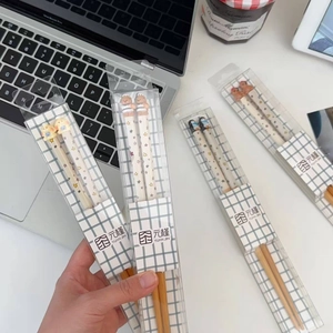 Dettaglio di 4 paia di bacchette in bambù per bambini con graziosi decori in silicone