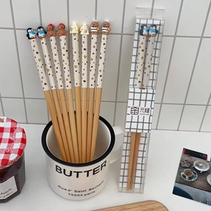 Dettaglio di bacchette in legno per bambini con animali 3D e motivi a stelle