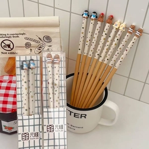Dettaglio di bacchette in bambù per bambini con figure di animali e confezione regalo