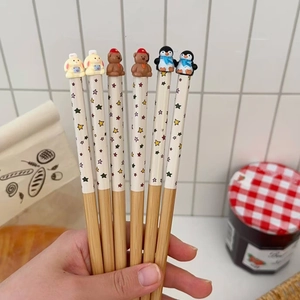Dettaglio di bacchette in bambù per bambini con simpatiche figure di animali e stelle