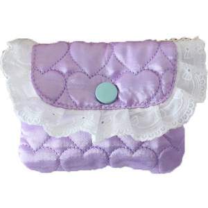 Portamonete viola trapuntato a cuore con bordo in pizzo bianco e bottone blu