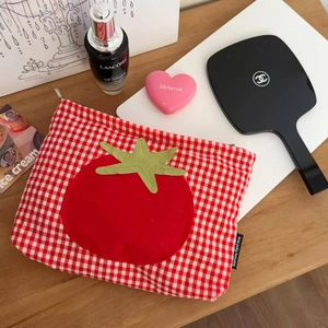 Süße rote karierte Tomaten-Kosmetiktasche mit großem Fassungsvermögen auf Holztisch