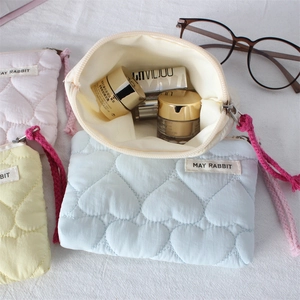 Quilted heart pattern mini cosmetic pouch with zipper and braided rope handle for women